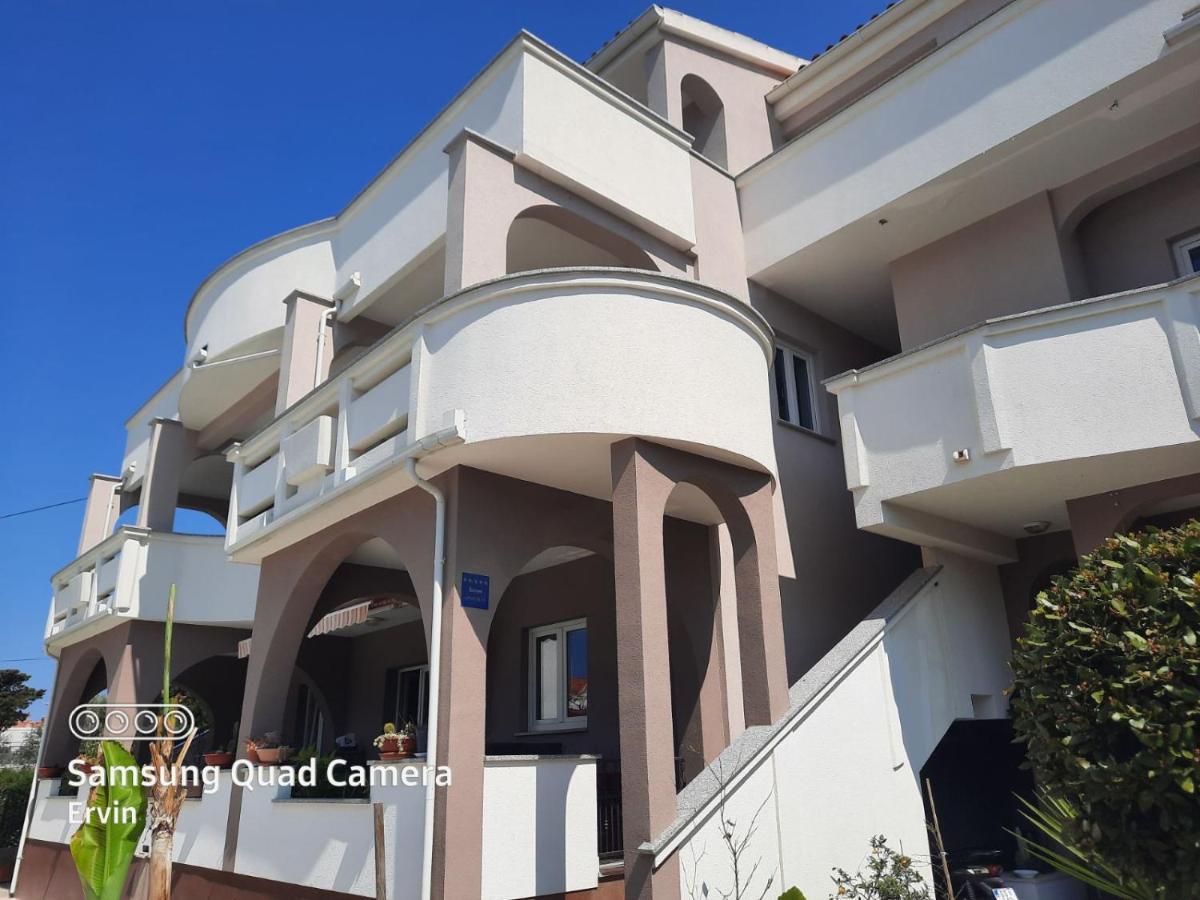 Apartments Dorotea Novalja Buitenkant foto